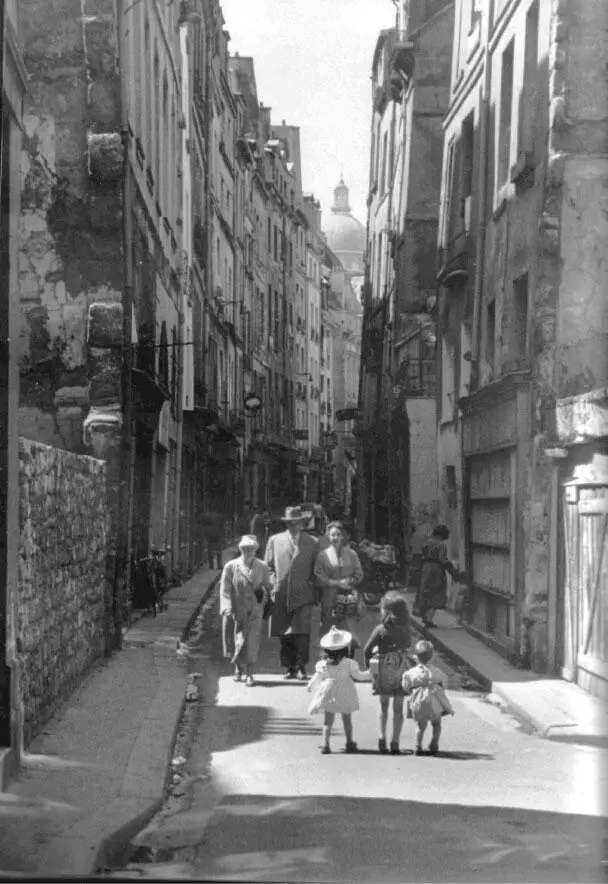 На улочке в нижней части Латинского квартала rue de Bievre - фото 42