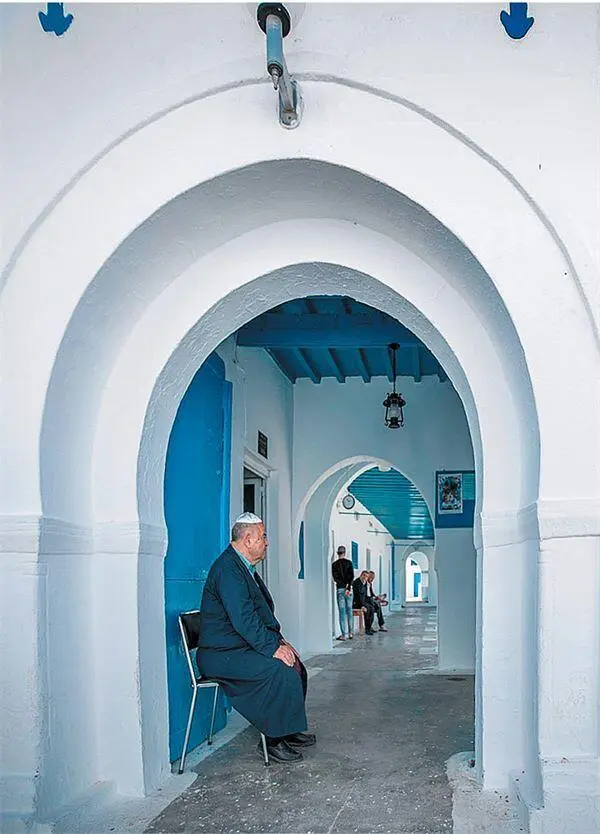 Сторож синагоги ЭльГриба на острове Джерба Был ранен в террористическом - фото 31