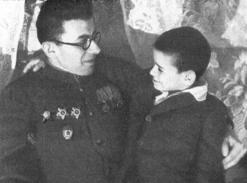 Возвращение с фронта И И Фрумин с сыном 1945 год 1950 год В честь - фото 14
