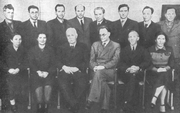 1950 год В честь 75летия Е О Патона ветераны ИЭС снялись все вместе На - фото 15