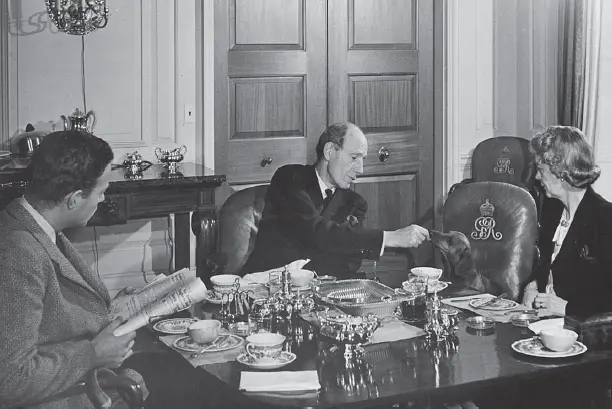С таксой Фрэнки британская миссия в Вашингтоне 1940е гг С Уинстоном - фото 25