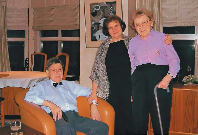 Слева Берт Вэлли справа его жена профессор Натали Вэлли Между ними - фото 13
