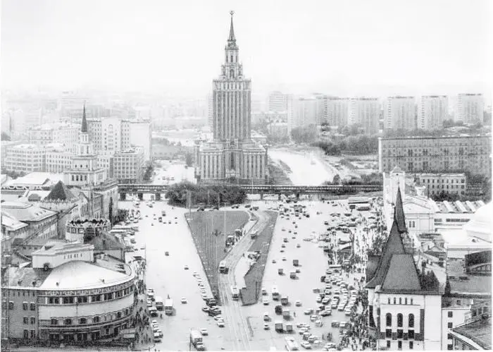 Гостиница Ленинградская в перспективе площади Фото 1970х Может казаться - фото 80