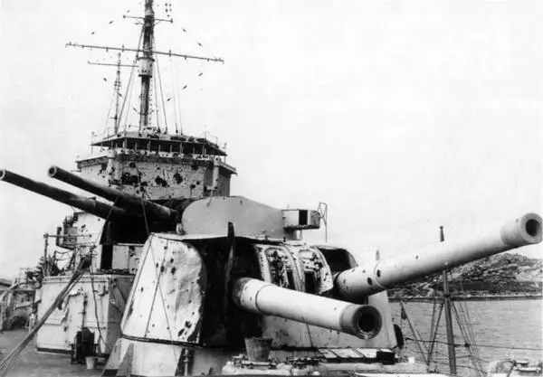 Разбитая носовая башня тяжелого крейсера Эксетер HMS Exeter после боя у - фото 24