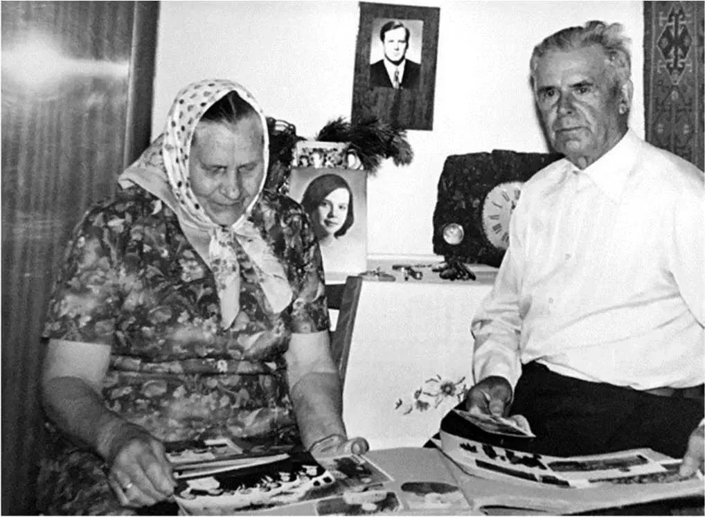 Александра Павловна и Иван Федорович Рыжковы Выпускник Краматорского - фото 3