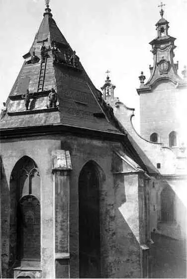 Львов Снятие медной кровли с Кафедрального костела Вскоре после прихода - фото 198