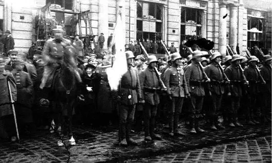 Караул у львовского вокзала Львов Строительство военной выставки 1916 г - фото 193