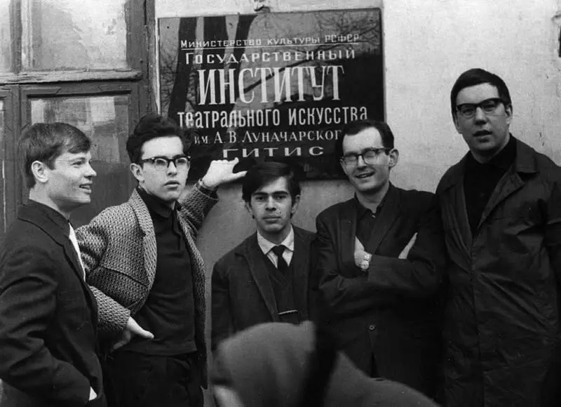 Студенты ГИТИСа Михаил Левитин второй слева Алексей Бородин второй - фото 8
