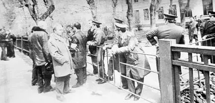 Май 1978 г У здания суда во время процесса над инициатором создания Московской - фото 10