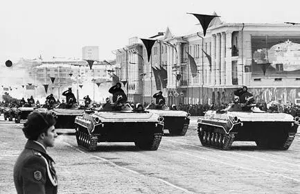 Свердловск парад 7 ноября 1984 г Колонна танков проходит на фоне плаката - фото 15