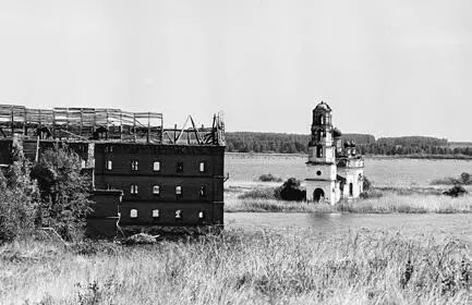 Руины церкви и мельницы в селе Метлино расселенном после аварии в 1957 г на - фото 17