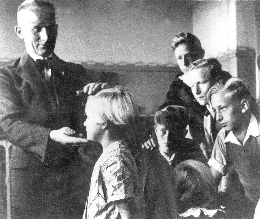 Приют Лебенсборн в Ламорле во Франции В 1935 году лидер СС Генрих Гиммлер - фото 27