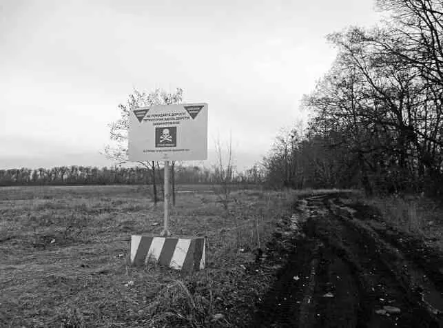 В 2015 году у бабы Мани погиб сын чинил крышу у соседа а тут прилетел шальной - фото 27