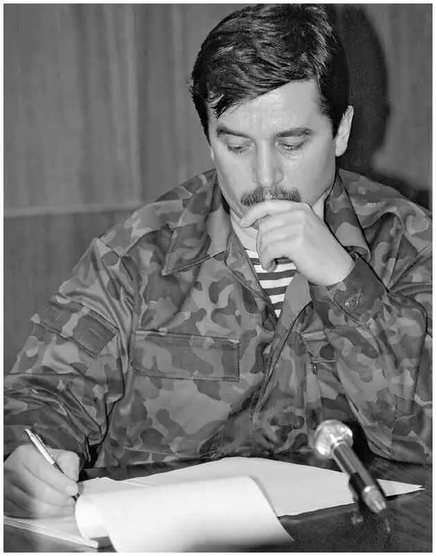 Вицепремьеру в те годы приходилось надевать не только пиджак и галстук но и - фото 42