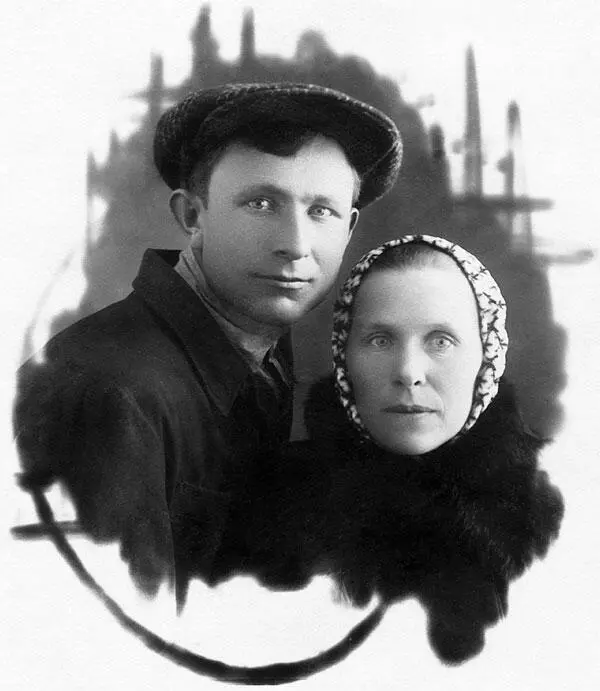 Мои родители 1941 г Фотография с фронта Мой отец слева Мне полгода от - фото 4