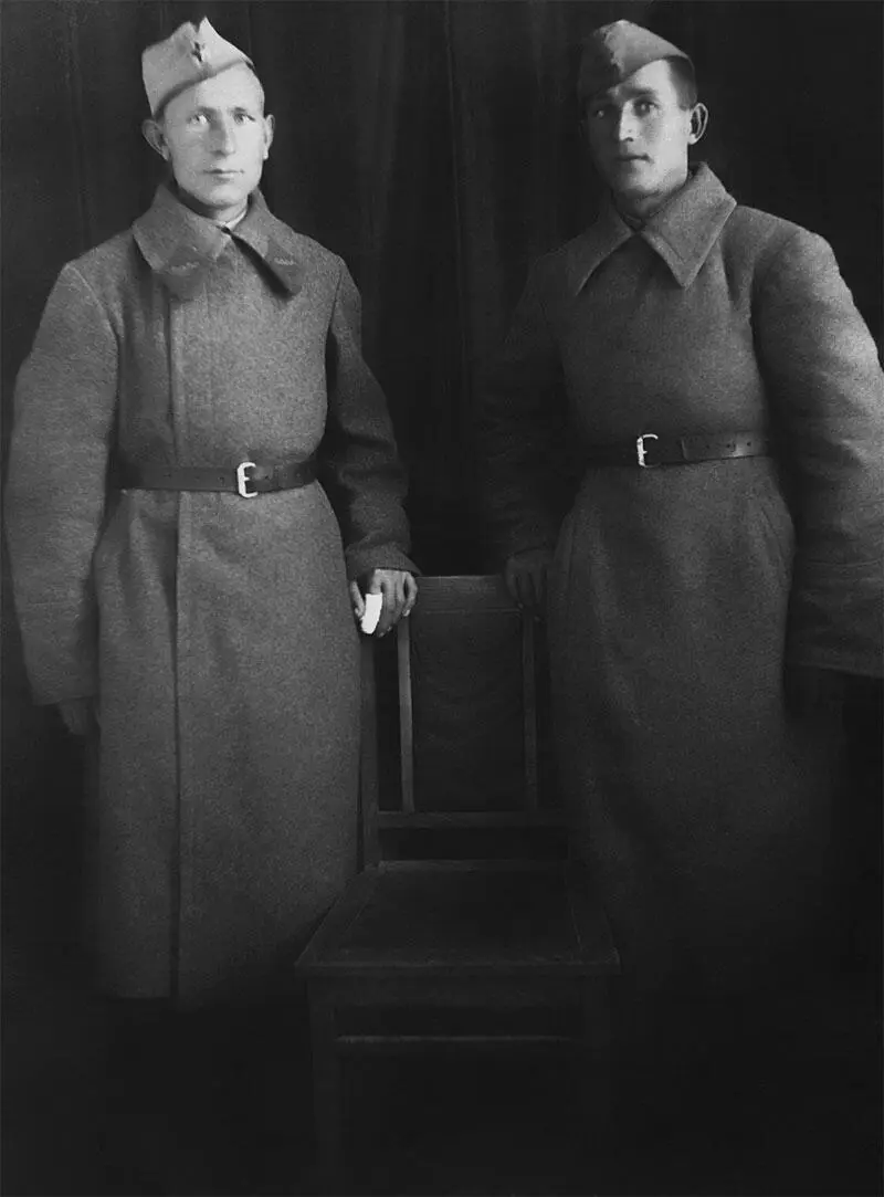 Фотография с фронта Мой отец слева Мне полгода от роду Первый ребёнок - фото 5