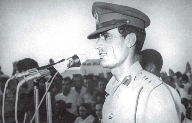 Каддафи выступает с речью после свержения короля Идриса Триполи 1969 С - фото 2