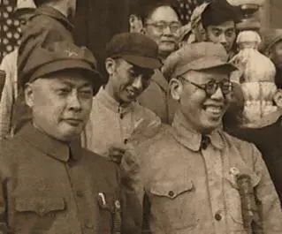 Ли Лисань в Харбине 1947 Мао Цзэдун провозглашает образование КНР 1й слева - фото 33