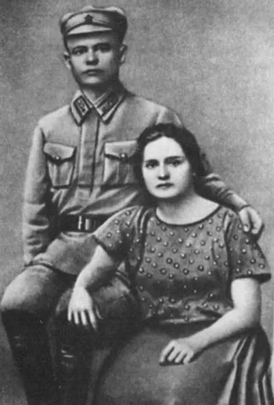 НФ Ватутин с женой Татьяной Романовной МИ Калинин вручает НФ Ватутину - фото 2