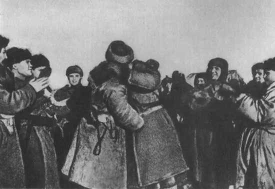 Встреча войск ЮгоЗападного и Сталинградского фронтов во время окружения - фото 12