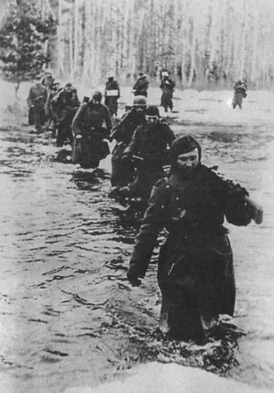Отступление немецких солдат с демянского плацдарма Март 1943 г Бросок на - фото 20
