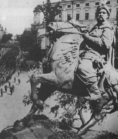 Многотысячная колонна немецких пленных в Киеве после освобождения города Так - фото 25