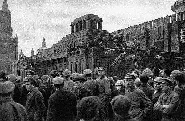 Фото 9 1 мая 1929 года Фото 10 Обложка журнала Безбожник у станка Фото - фото 14