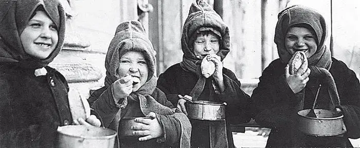 Илл 54 Москва 14 марта 1922 года полдень Четыре девочки обедают хлебом - фото 55