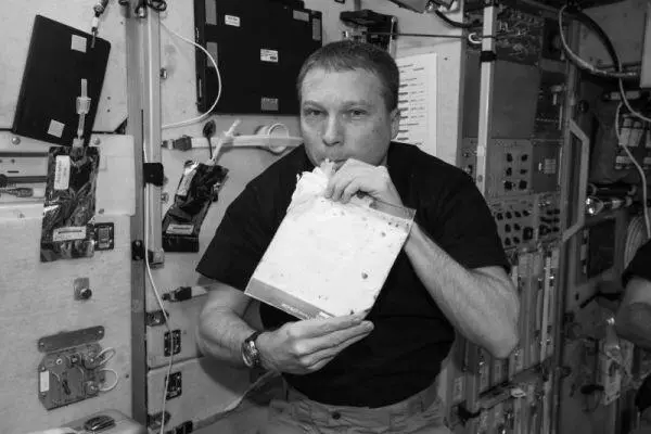 Я пью космический молочный коктейль состоящий из смеси мороженого Бен и - фото 14