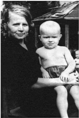 С мамой 1944 г д Рязаново фабрика имени 1го Мая Сергей Никоненко 3 - фото 9