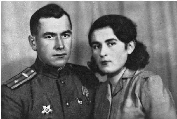 Нина двоюродная сестра с мужем Андреем 17 апреля 1945 г 1й класс 24 - фото 11