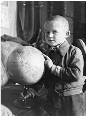 1й класс 24 сентября 1948 г Летом 1951 г НМ Никоненко с сыновьями - фото 12