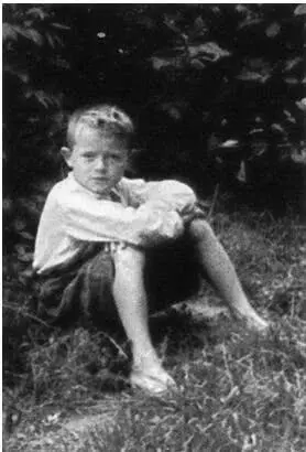 Летом 1951 г НМ Никоненко с сыновьями слева Саша справа Серёжа - фото 13
