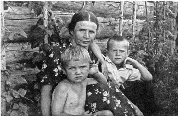 НМ Никоненко с сыновьями слева Саша справа Серёжа Смоленская область д - фото 14