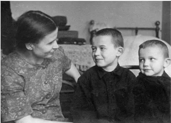 Слева направо НМ Никоненко Серёжа Саша 1953 г В студиях Московского - фото 15