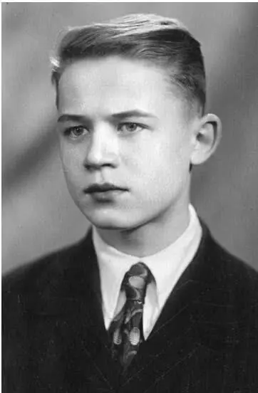 Сергей 15 лет 1956 г Сергей Никоненко в роли царя из сказкипьесы Е - фото 17
