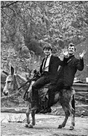 Три осла С Никоненко и В Малышев Варзоб апрель 1964 г Съёмочная группа - фото 44