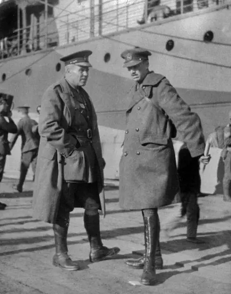 Британские генералы Пуль и Финлейсон на причале в Архангельске август 1918 г - фото 29