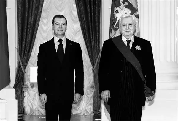 С Дмитрием Медведевым - фото 49