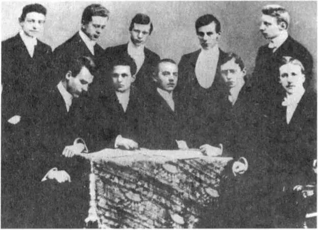 Канарис стоит во втором ряду четвертый слева среди своих приятелей в 1905 г - фото 2