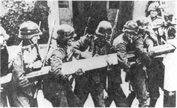 Немецкие солдаты сносят поrраничный столб 1 сентября 1939 r Большая война - фото 9