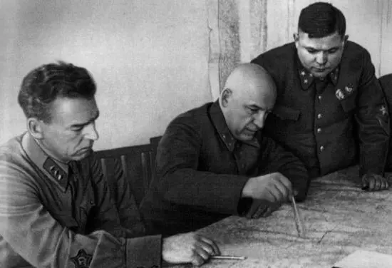 Член Военного совета фронта корпусной комиссар В П Богаткин командующий - фото 39