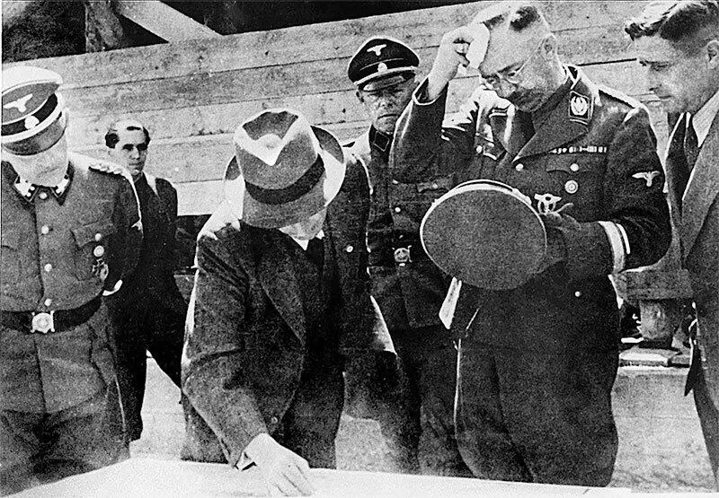 А Эйхман Г Гиммлер на строительстве завода Буна и лагеря - фото 38