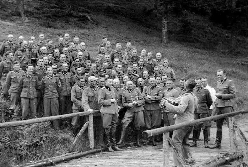 Сводный хор СС Палачи на пути к возмездию Р Хёсс во время конвоирования - фото 41