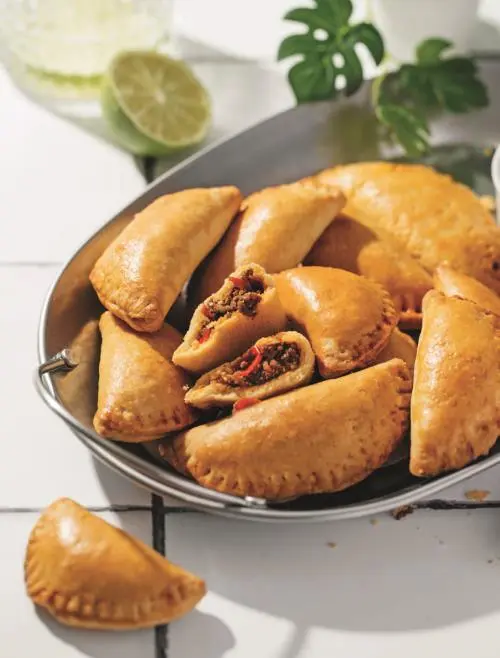 Эмпанадас это хрустящее тесто с сочной и вкусной начинкой Такие пирожки - фото 21