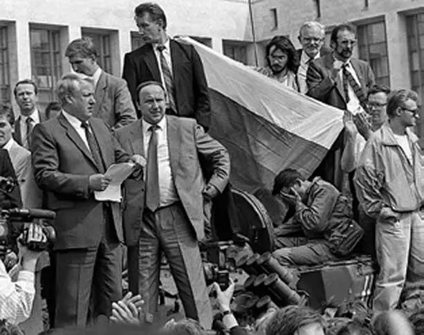 Президент России Борис Ельцин во время антигорбачевского путча в своей - фото 3