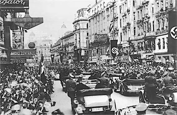 12 марта 1938 г ликующий Адольф Гитлер вернулся покорить город который - фото 14