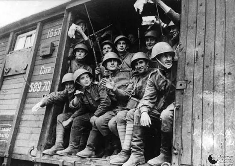 На фронт 1942 Лето 1942 года проходило в грозах в дождях и в жаре Крестьяне - фото 12