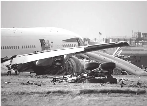 Рис 35 Авария Боинга 777 в Лондоне Рис 36 Боинг 777 потерпевший - фото 36
