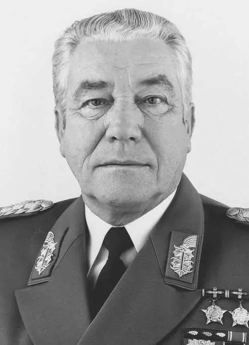 Член Политбюро Центрального Комитета Социалистической Единой Партии Германии - фото 27